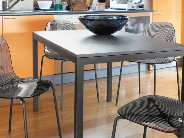 Tavolo quadrato con top in laminato e gambe in acciaio verniciato Full 80 di Domitalia