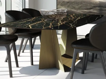 Tavolo con top in ceramica e base in acciaio verniciato Trophy Bo di Domitalia
